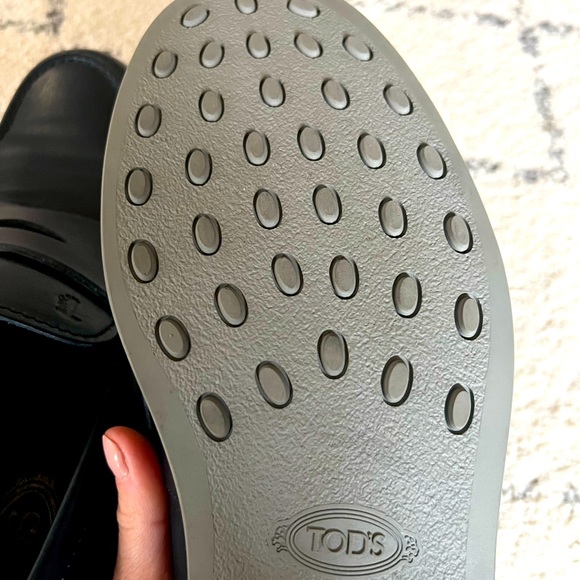 TODs Men’s navy loafers - Picture 6 of 11
